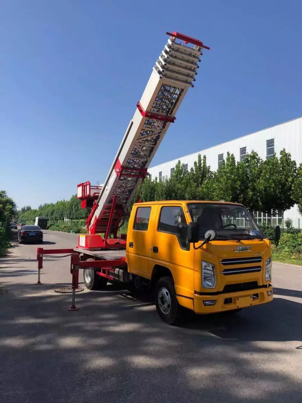 南和县附近的云梯车出租服务：轻松解决高空作业需求