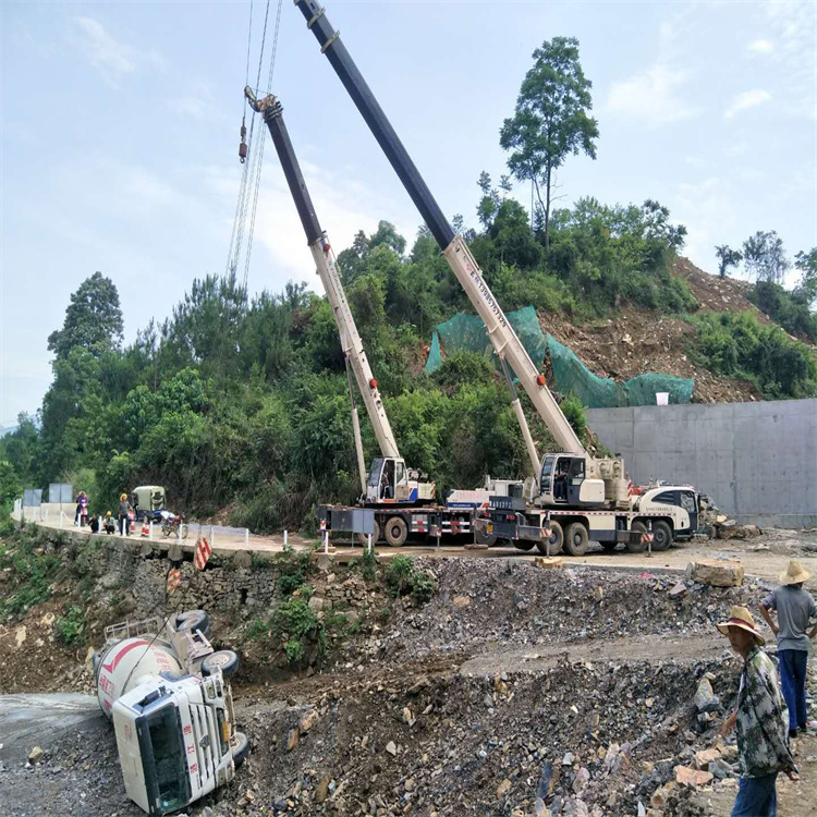 南和县汽车掉沟里叫吊车救援要多少钱